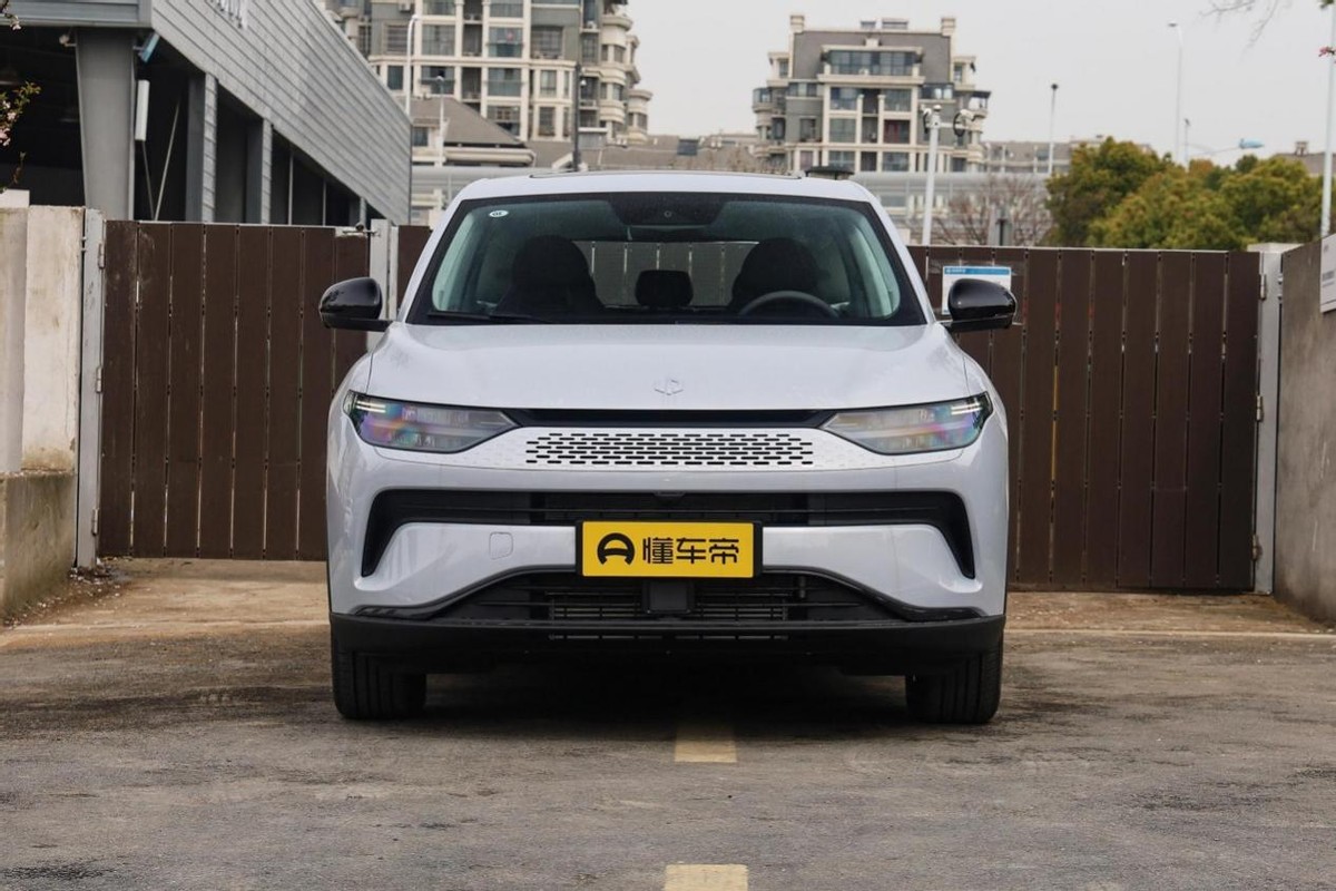 新势力黑马遇到同级销量王，零跑C11增程对比宋PLUSDM-i