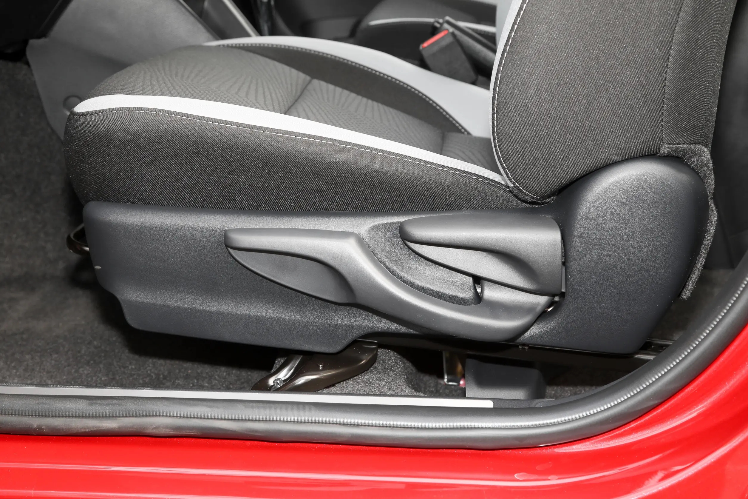 适合女生开的小车性价比高的车型,省油好开的家用性能轿车推荐