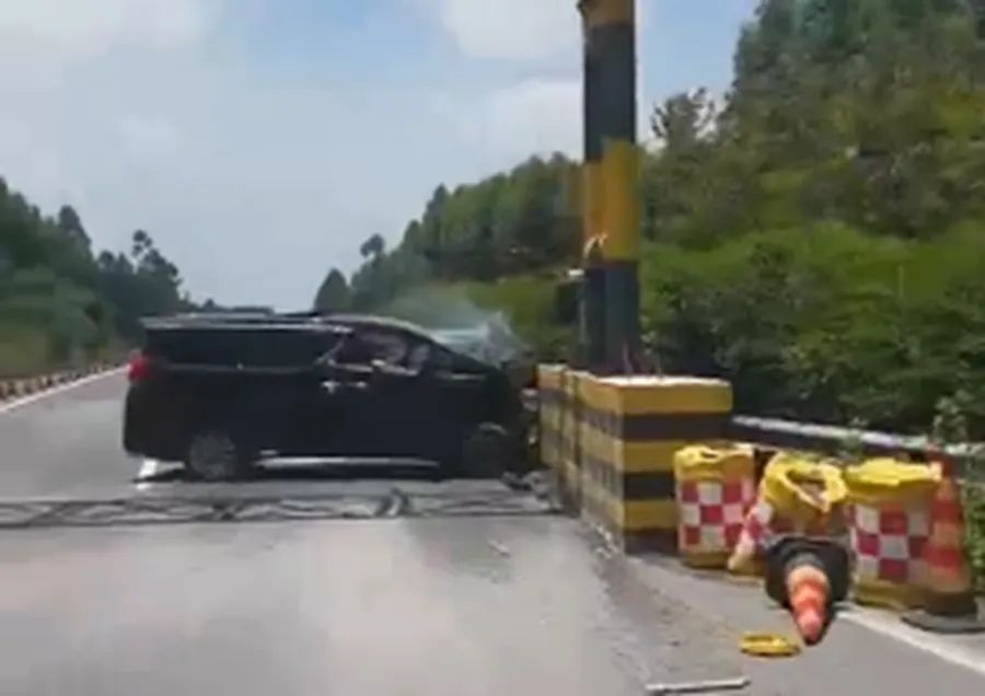 日系车碰撞后车门锁死原因,日系车碰撞后车门锁死