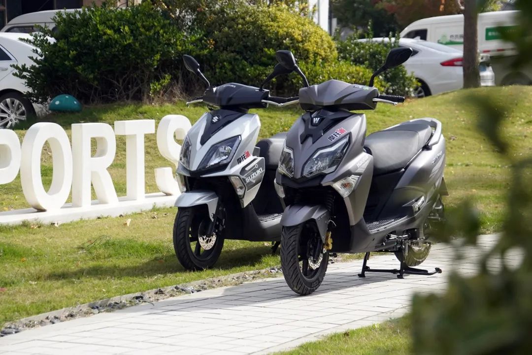 万元小踏板本田对比雅马哈,qjmotor菲诺125踏板测评