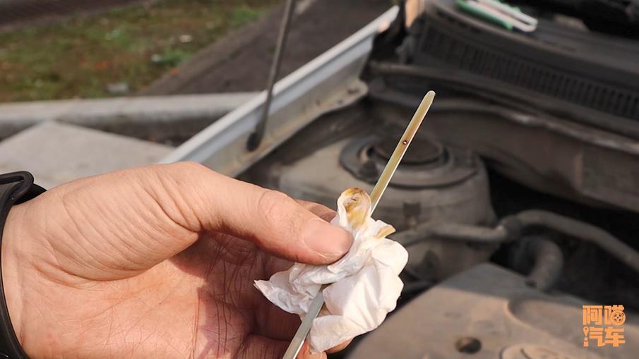 喵哥机油,机油按公里数换还是按时间换