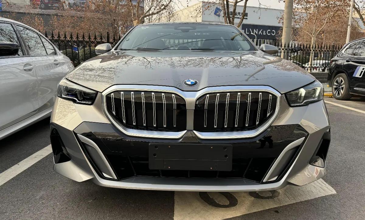 第八代全新宝马5系配置解读，宝华音响和水晶氛围灯哪个配置有？