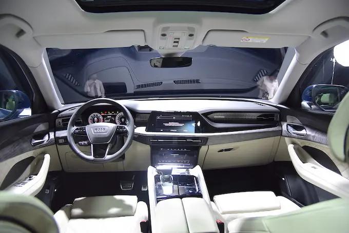 奥迪q62023燃油款落地多少钱,奥迪q6对比奥迪q7