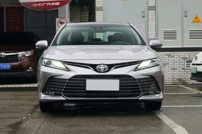 详解丰田凯美瑞，一车双造型，标配10气囊，实惠又省油，你看咋样