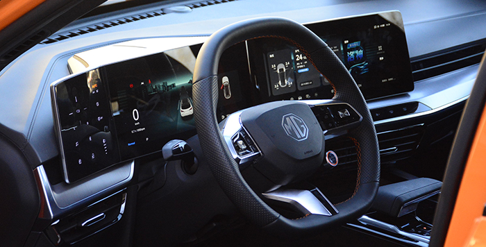 上汽名爵mgone全新上市,名爵mgone第一视角试驾