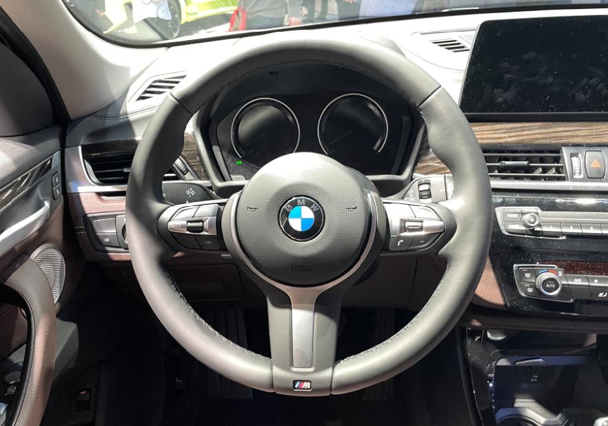 宝马x1三缸和四缸区别,宝马x1耐用省油是3缸的问题吗