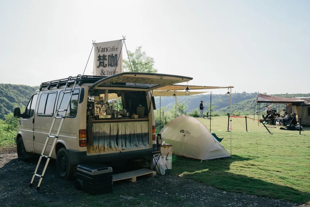 边玩一边赚钱，时下年轻人最爱的车尾厢摆摊，竟然也内卷了？