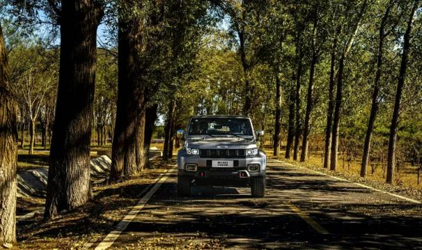 北京越野车bj40黑武士实地越野,北京bj40新款2024款保值吗