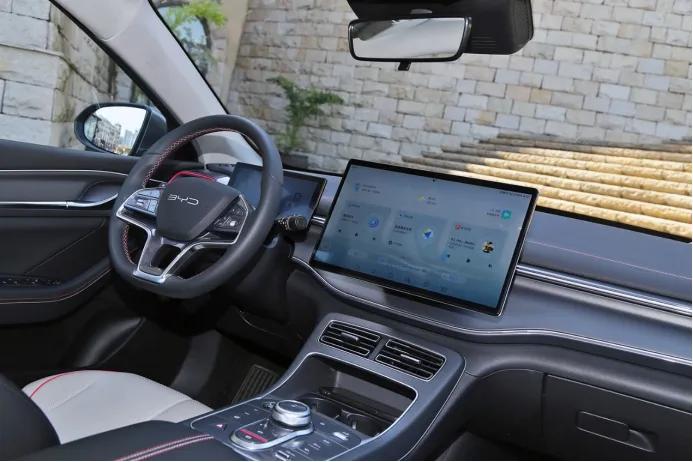 比亚迪护卫舰07和驱逐舰05哪个好,24款比亚迪驱逐舰05荣耀版试驾