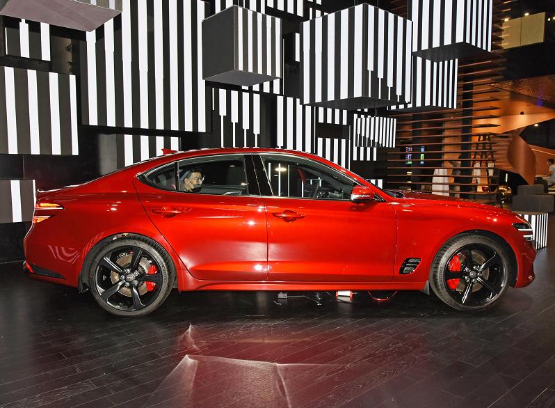 宾利和宝马3系,宝马新款3系外观对比新款a4