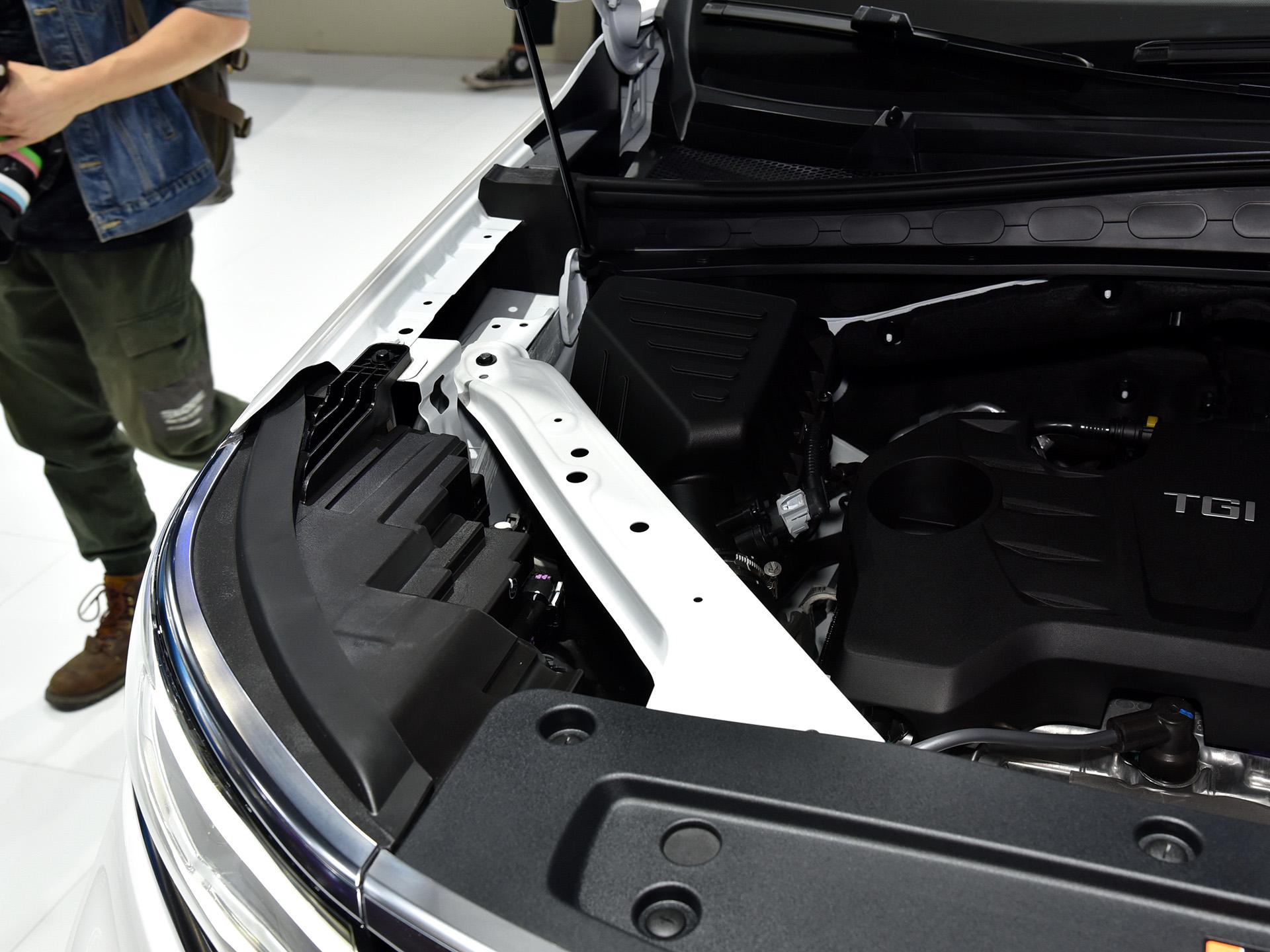 油耗1.4L,不用油跑70公里,有丰富配置的SUV,实拍荣威RX5eMAX