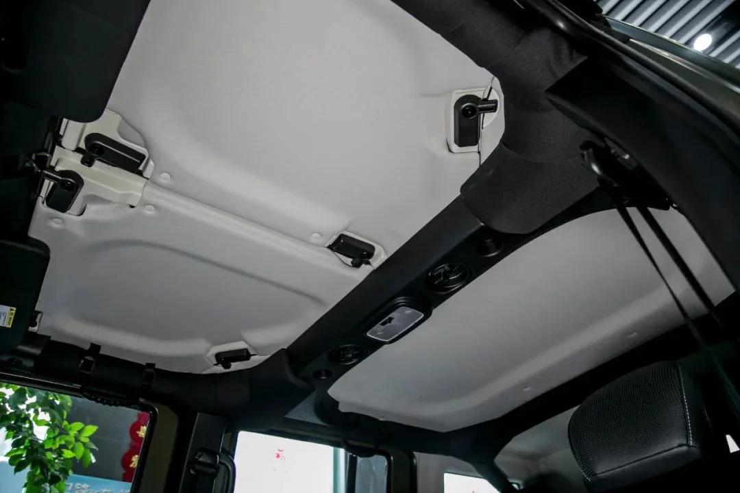 国产硬派越野bj40英雄版上市了,刀锋柴油版bj40最帅姿态