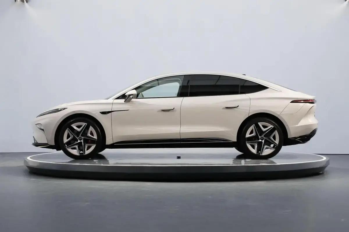 飞凡f7带来颠覆性座驾体验,飞凡f7智能驾控需要打转向灯吗