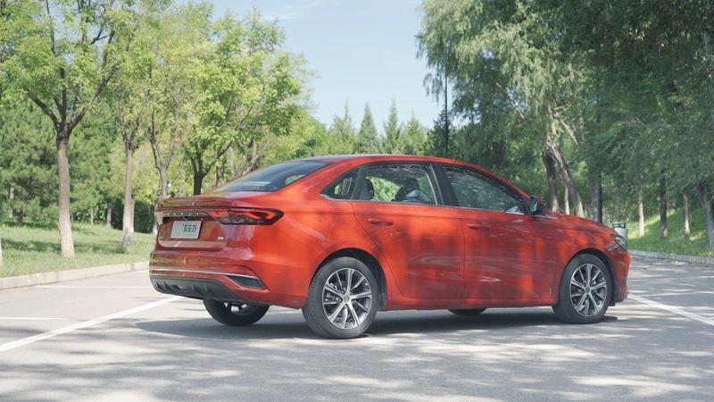 第四代帝豪座椅增加多厚,第三代帝豪前排储物空间