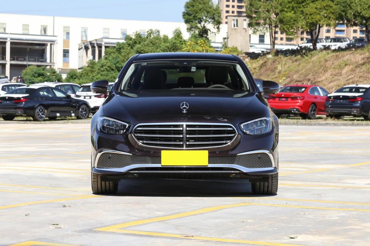 奔驰e2022款300l立标殊享版,立标奔驰e300l豪华版