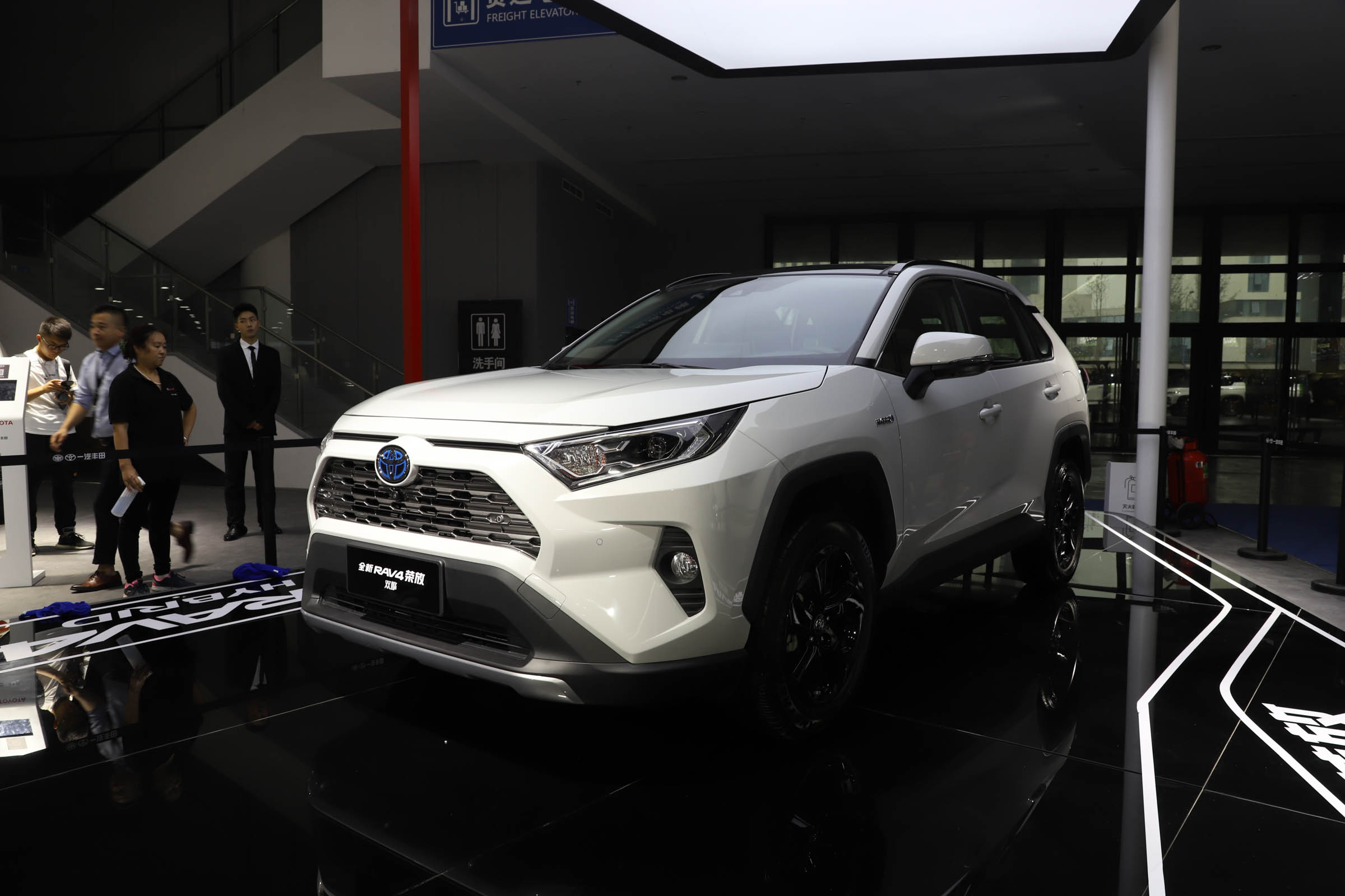 rav4荣放双擎详细测评,2022款rav4荣放2.0lcvt两驱尊贵版