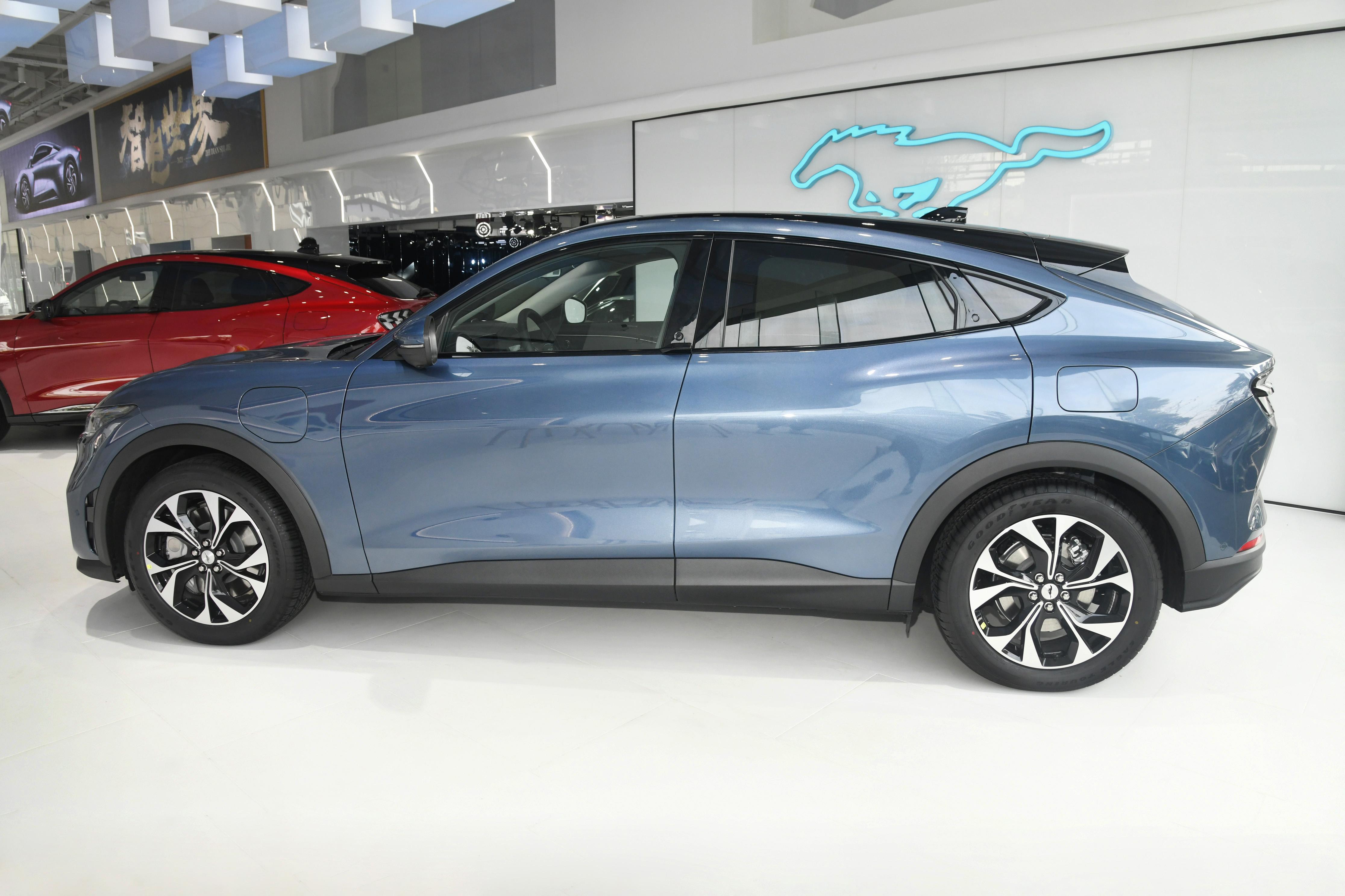 野马年轻人的跑车2.3t多少钱,福特野马新车最便宜的一款