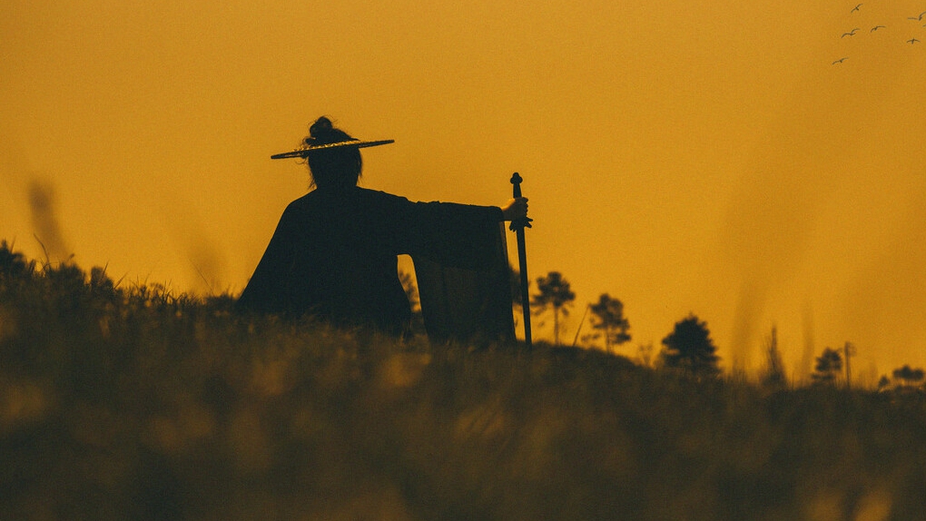 小说：她将小*棍电**开满电力，然后积极的加入打斗中，碰一个倒一个