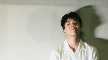 女子昏倒，他把女子抱进医务室，却站得远远的不敢靠近