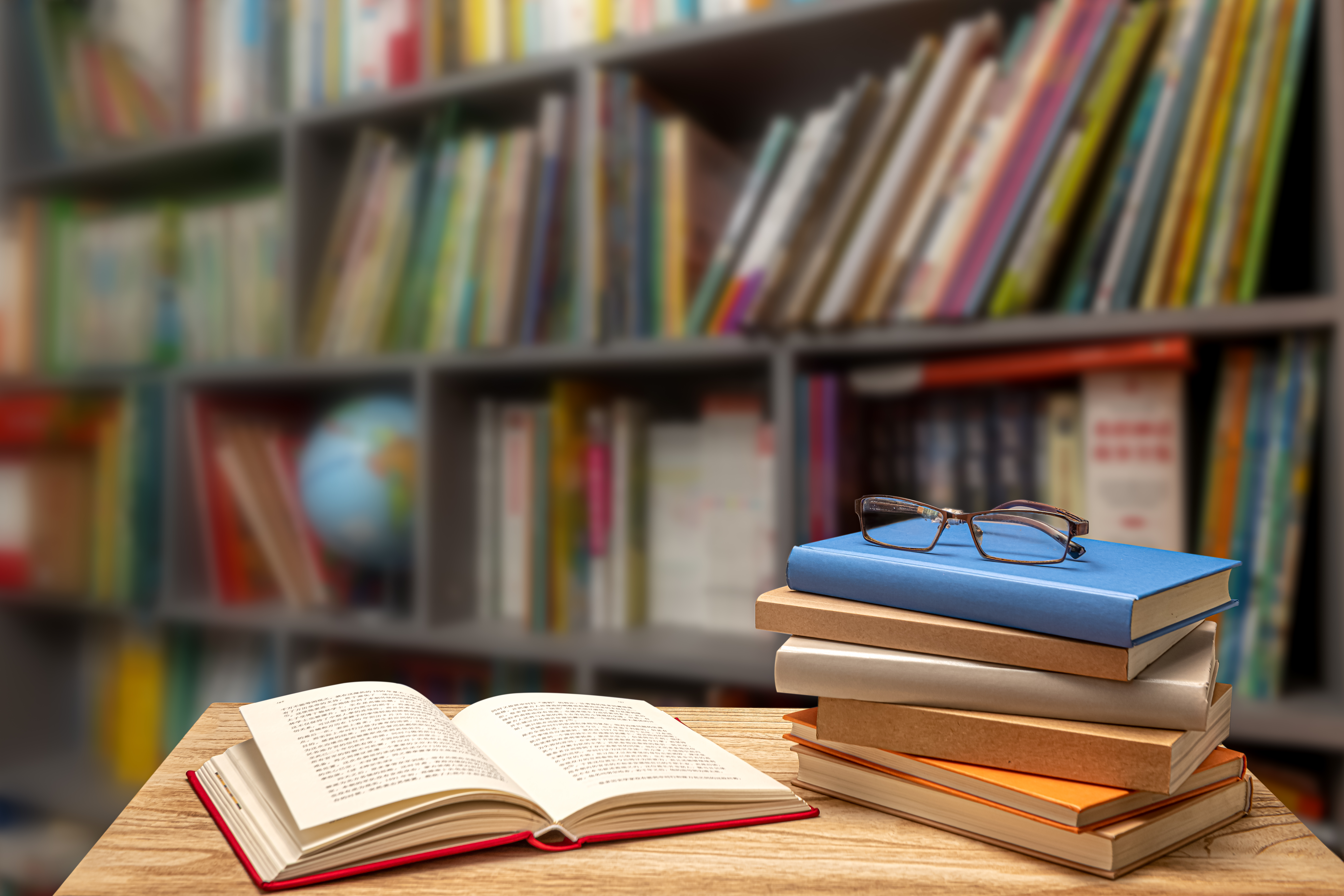 25岁那年，身为编辑的简在一家门可罗雀的杂志社工作