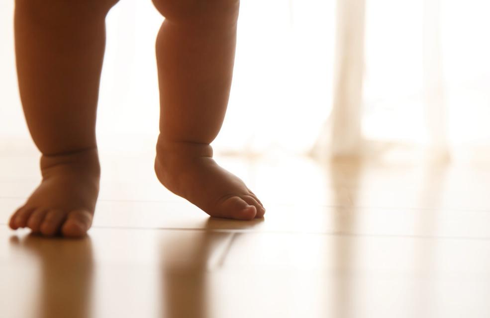 小孩光脚对身体有好处吗,宝宝在家光脚走路对足弓发育好吗