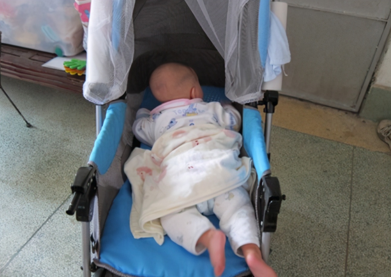 用婴儿车哄睡可以吗,怎么在车里哄睡