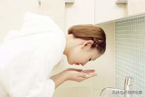 冬天早上热水洗脸还是冷水洗脸好,敏感肌肤冬天用冷水洗脸可以不