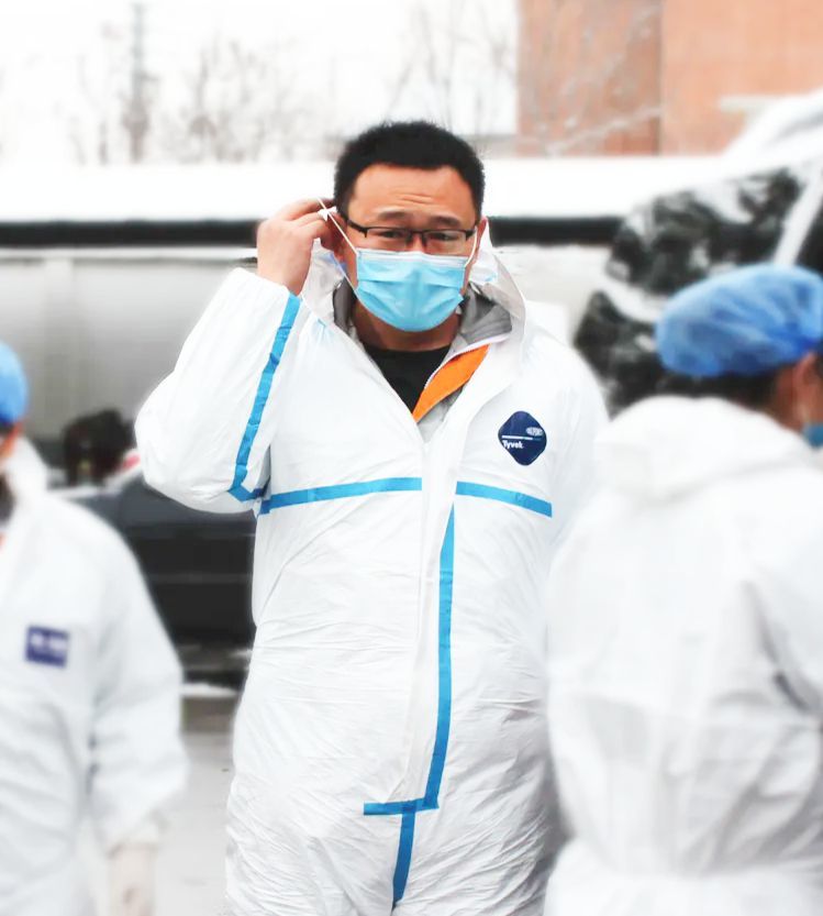 医护人员与孩子隔空喊话,抗疫医生隔空喊话