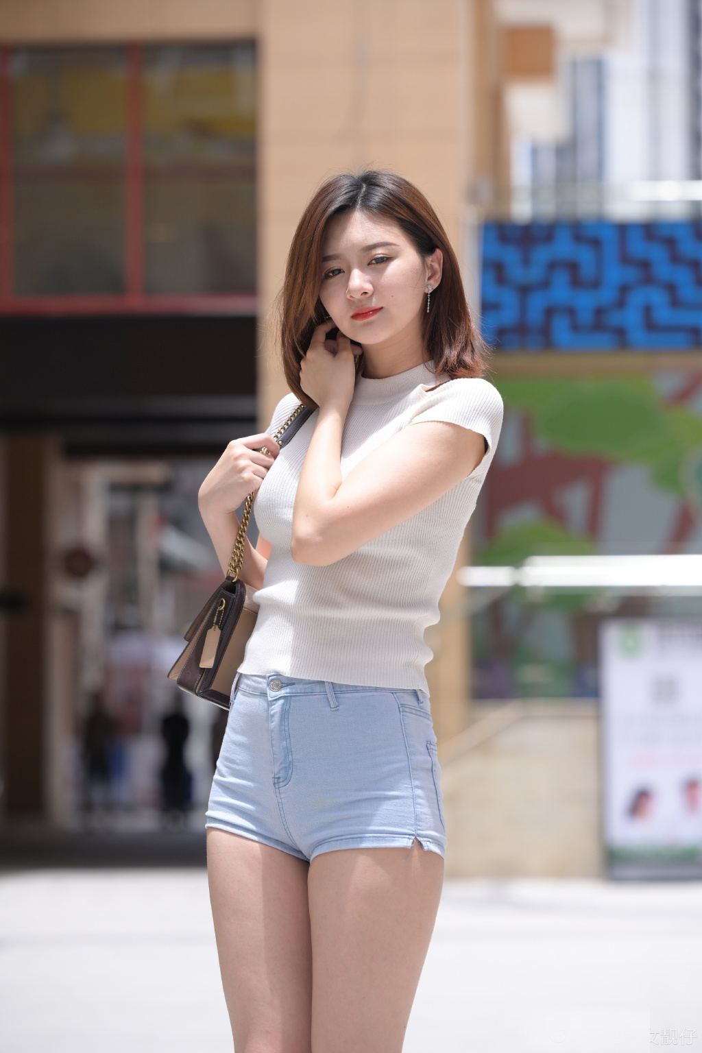 牛仔短裤搭配穿出美腻的感觉,牛仔短裤怎么搭配出时髦感秋冬