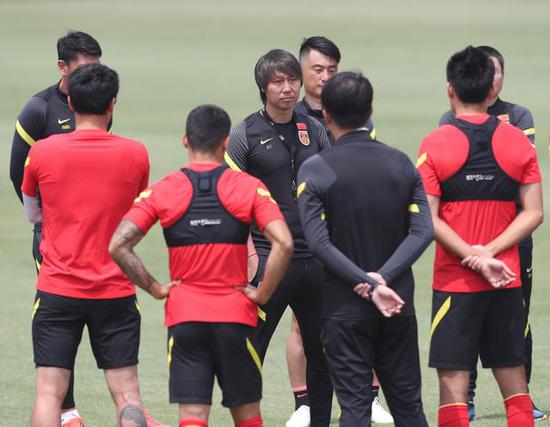 国足主帅李铁解说英超,国足主帅李铁质疑武磊