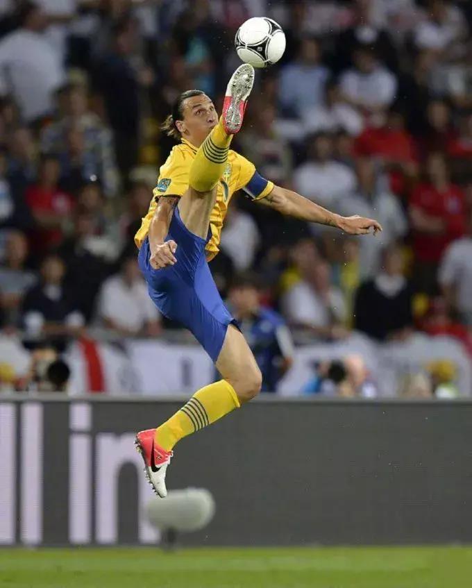 趣图：每日一酸，这该死的足球