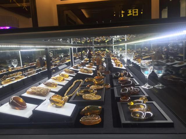 琥珀蜜蜡经常不见水会裂吗,蜜蜡手串开裂怎么处理