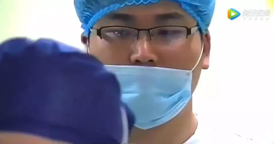 4分钟顺产视频曝光，丈夫的反应让人沉默，女人是在用生命生孩子