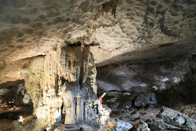 这里虽然风景如画人们生活的却很凄惨没日没夜的追着大船讨生活