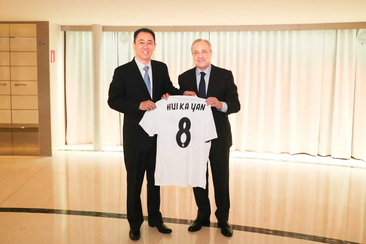 恒大足校在足球王国打磨青训之星,许家印马德里探班青训小球员