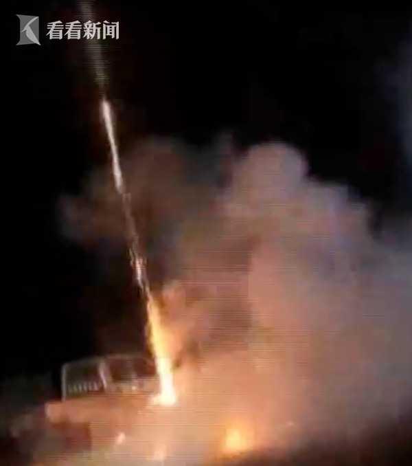 父爱如山爸爸给儿子递烟,父爱如山父亲拿女儿的钱给儿子