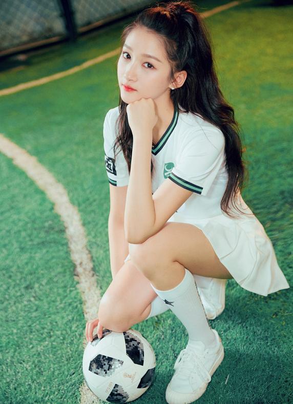 吉克隽逸穿着打扮,吉克隽逸穿荧光绿裹身裙皮肤黝黑