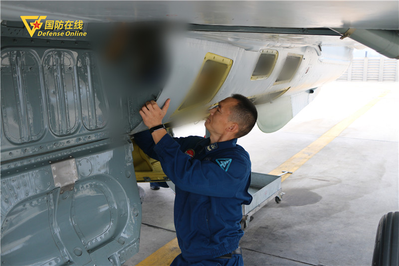 他们是军营“神医”，专治战机各种“疑难杂症”