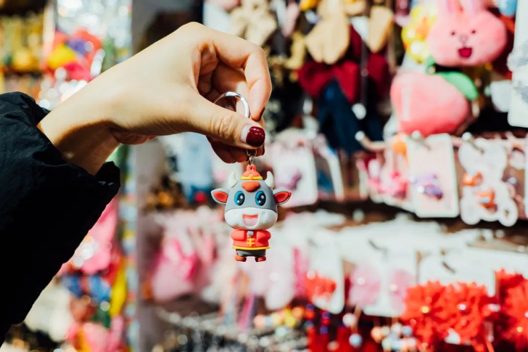 活着的两元店，2块钱能买啥？