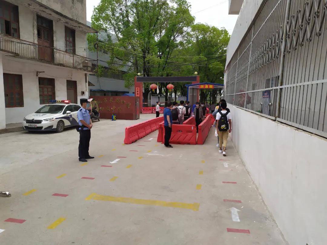 初三开学啦!仙桃公安暖心护航