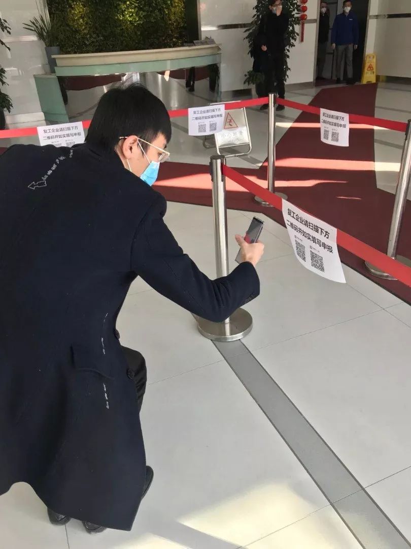 “无人机+特派快递员”，“上海堡垒”由他们铸成