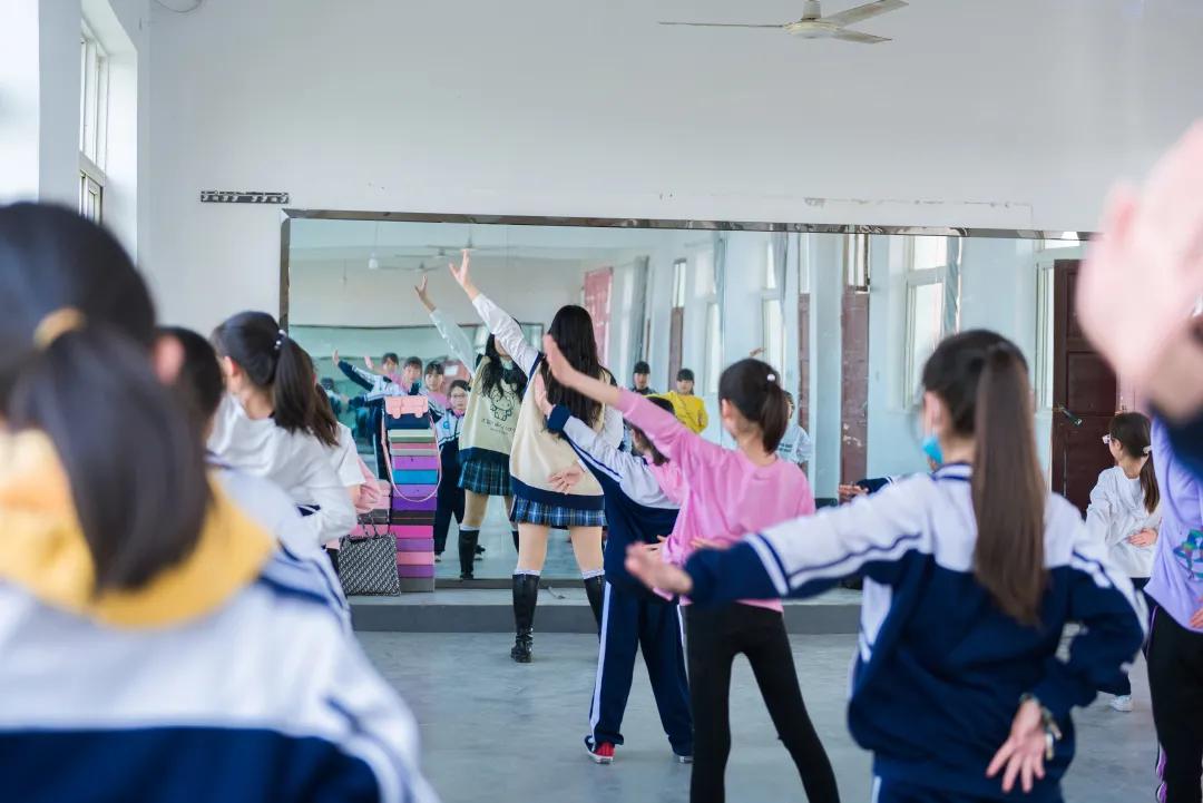 足球、跆拳道、葫芦丝、舞蹈唐河育才实验学校兴趣班趣味无极限