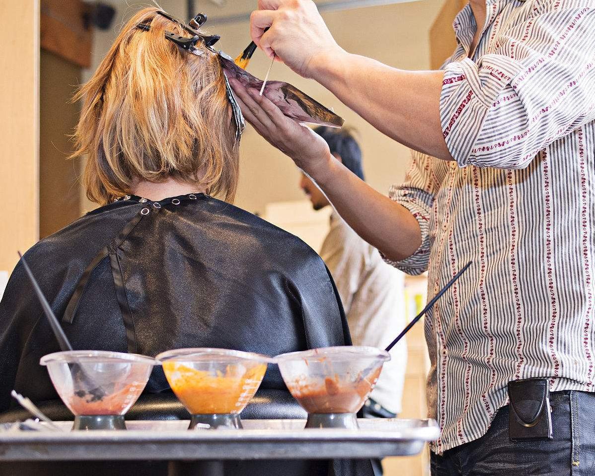 自己染发和理发店染的哪个伤头发,自己染发和去外面染有什么区别