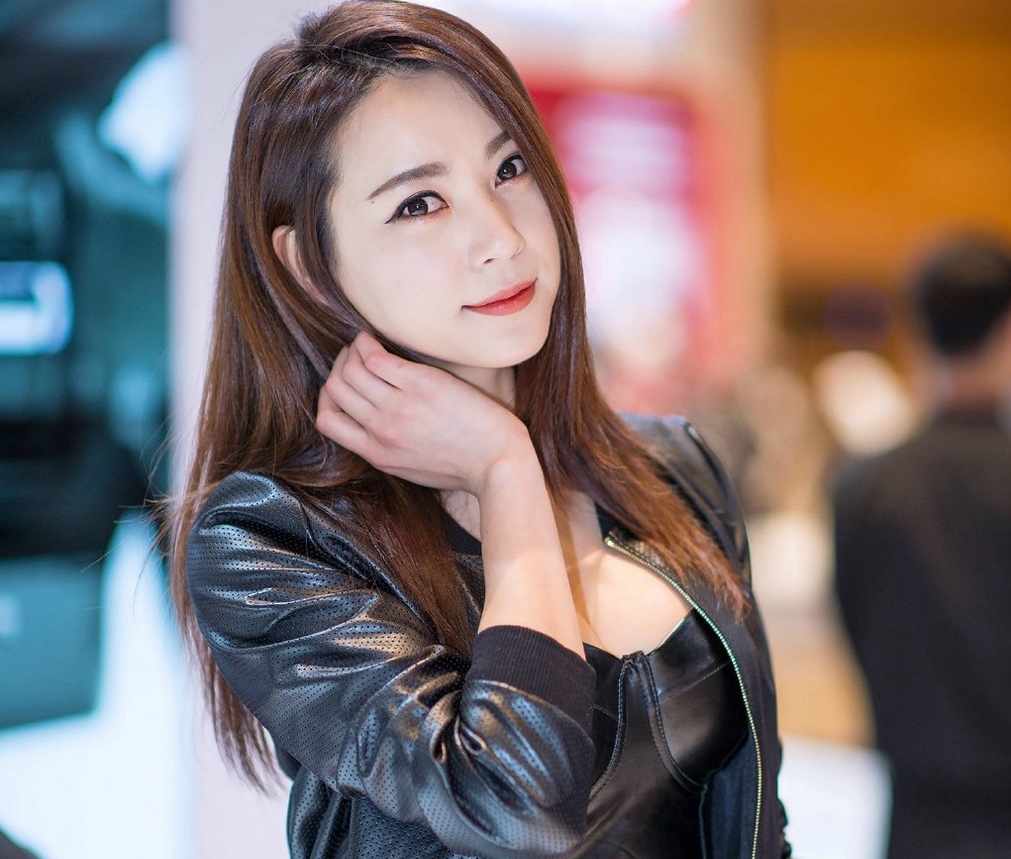 韩国车模界惊现翻版泫雅，化身最美车模，身材更是十分诱人