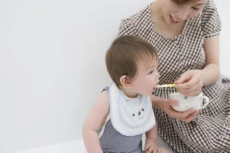 如何给宝宝正确添加辅食看完就懂,第一次给宝宝辅食加什么蔬菜