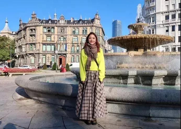 气质冬款裙子穿搭高级感,少女感十足的温柔风穿搭绿色毛衣