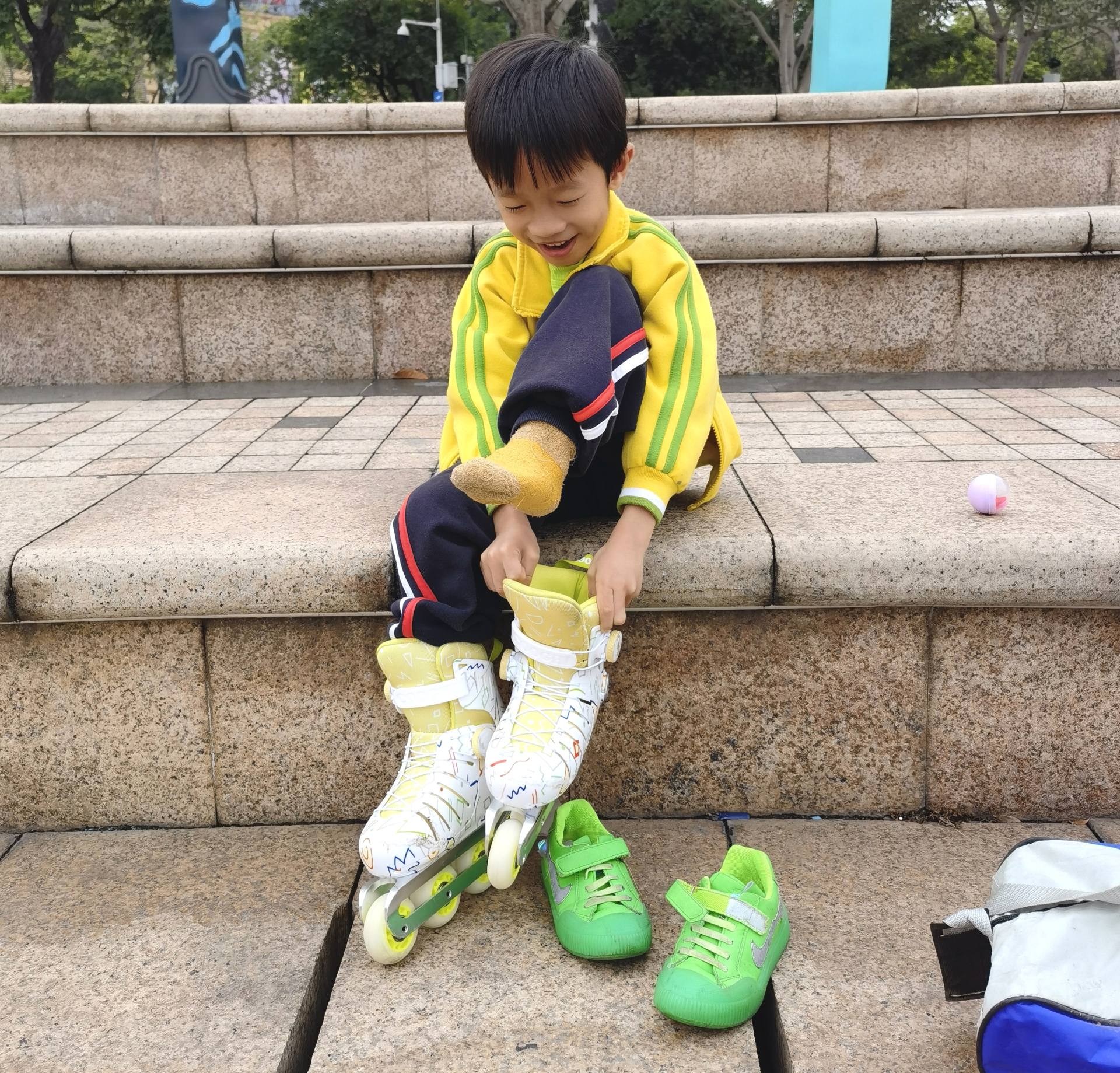 儿童轮滑鞋教学滑行,儿童滑轮滑鞋去哪儿滑