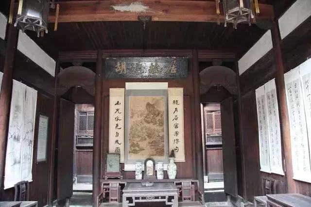 17岁嫁半百老夫，23岁丧夫守寡，大字不识，却用母爱养出一代大师