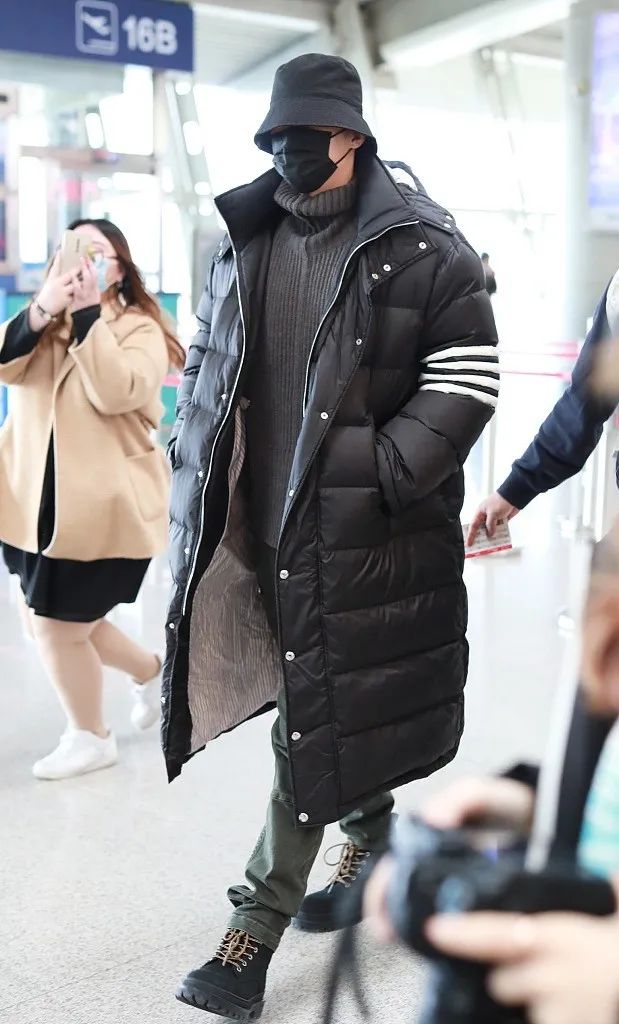 黄景瑜黑色的皮马甲怎么配好看,黄景瑜穿搭技巧