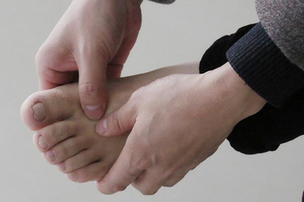 脚趾甲总往肉里长怎么办?其实用点棉花就可轻松解决,走路不再疼